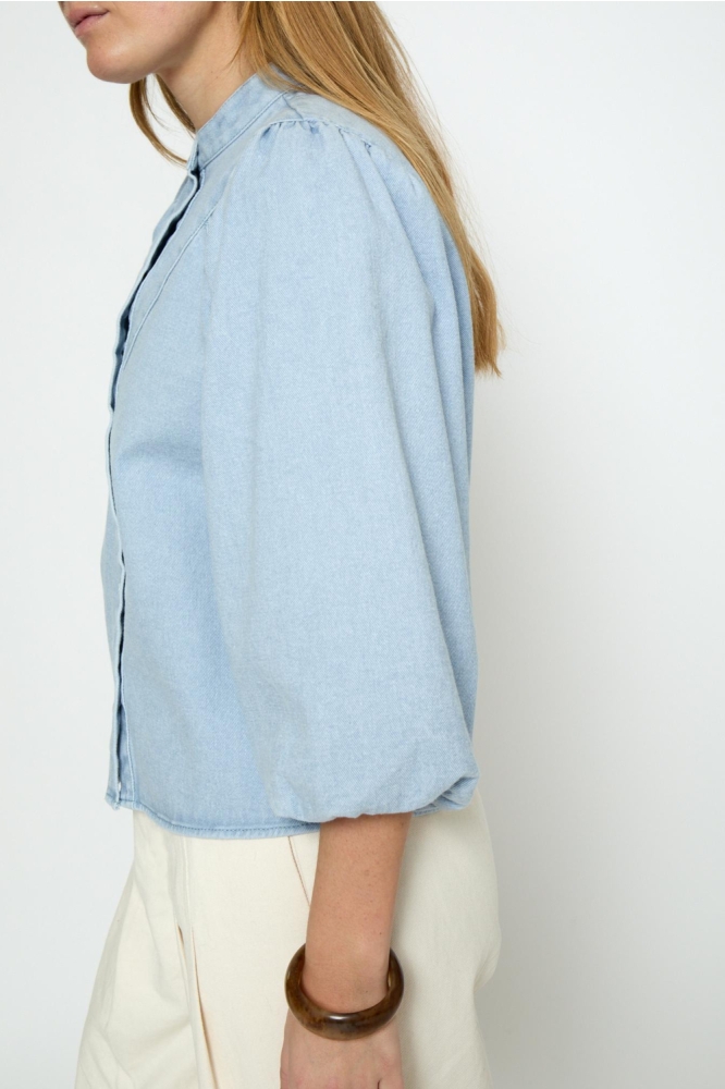 Minus blauwe dames blouse | Model zijaanzicht