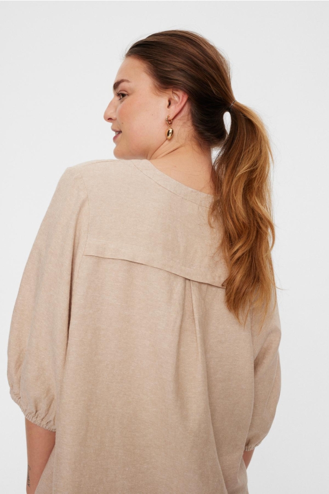 Freequent zand dames blouse | Model achteraanzicht