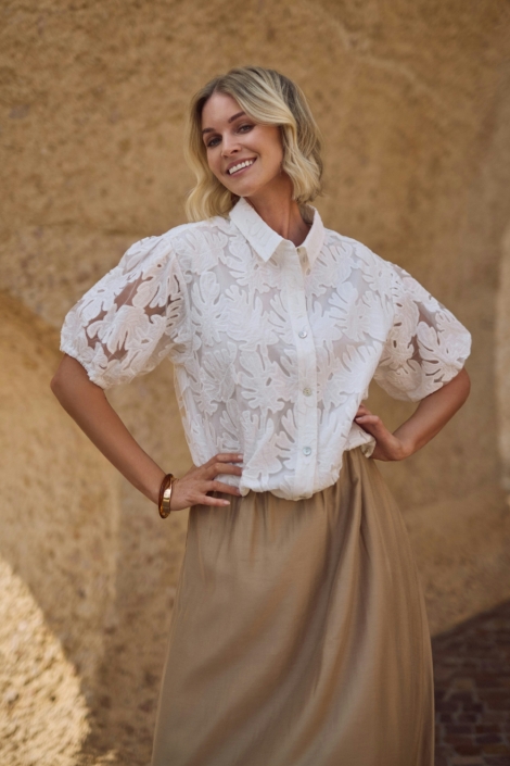 Nukus witte dames blouse | Model vooraanzicht