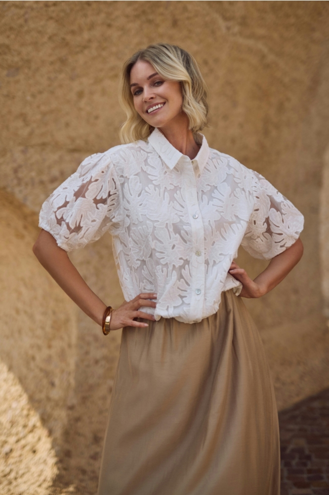 Nukus witte dames blouse | Model vooraanzicht