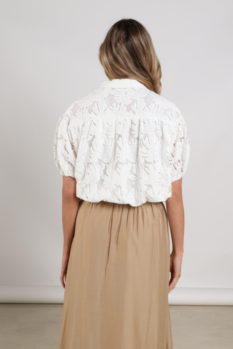 Nukus witte dames blouse | Model achteraanzicht