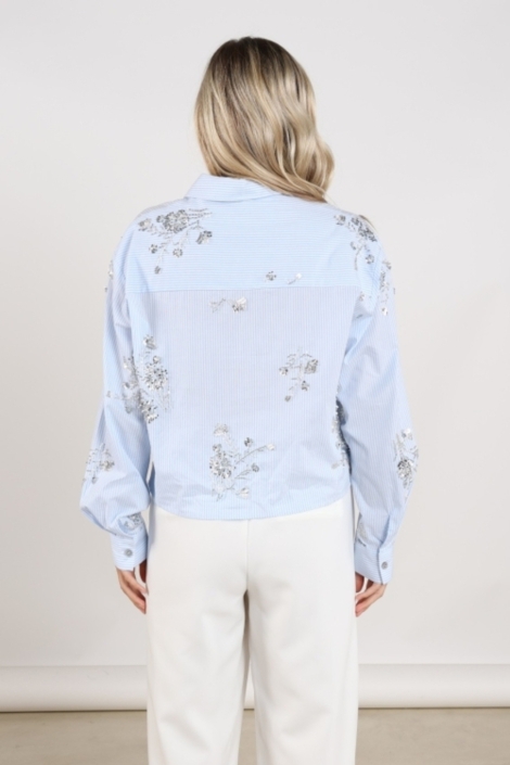 Nukus blauwe dames blouse | Model achteraanzicht