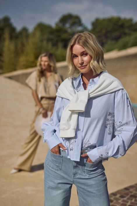 Nukus blauwe dames blouse | Model vooraanzicht