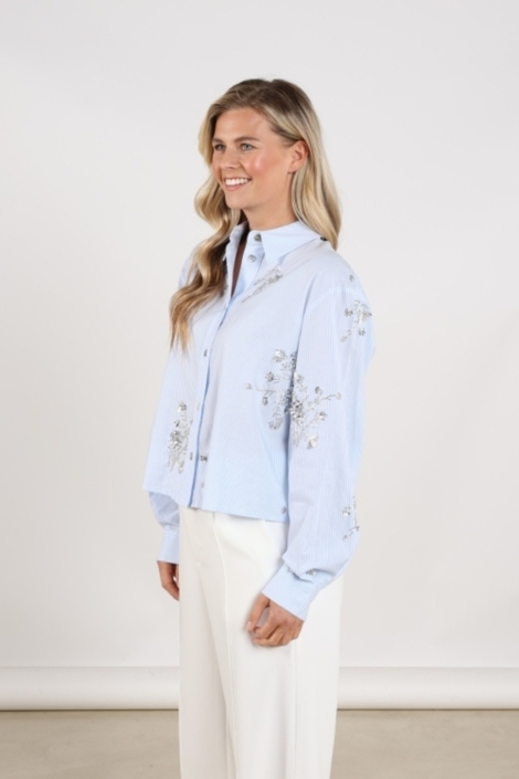 Nukus blauwe dames blouse | Model zijaanzicht