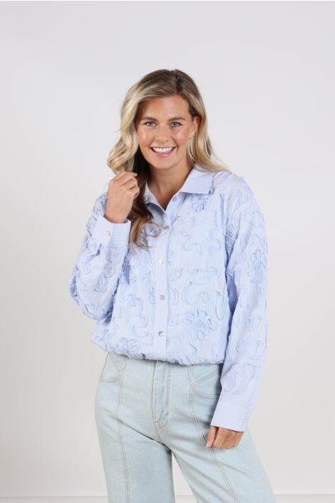 Nukus blauwe dames blouse | Model vooraanzicht