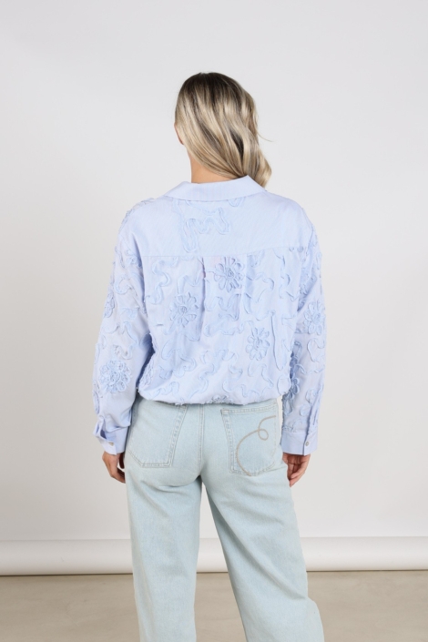 Nukus blauwe dames blouse | Model achteraanzicht