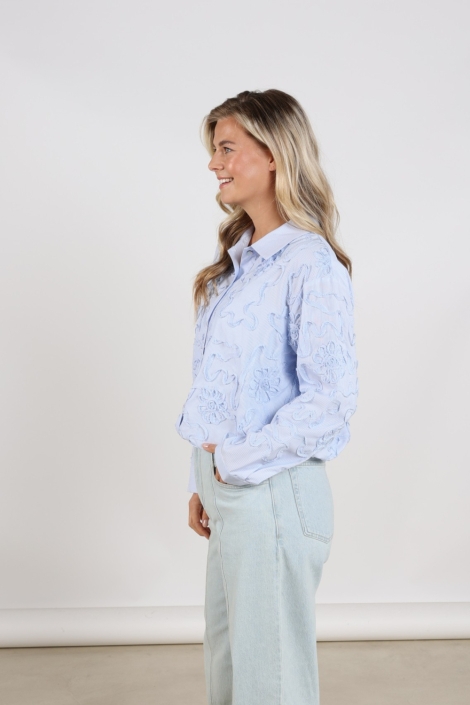 Nukus blauwe dames blouse | Model zijaanzicht