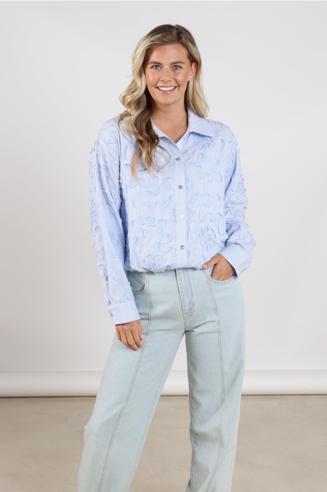 Nukus blauwe dames blouse | Model vooraanzicht