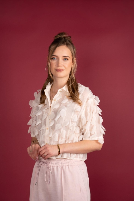 I-coni-K ecru dames blouse | Model vooraanzicht