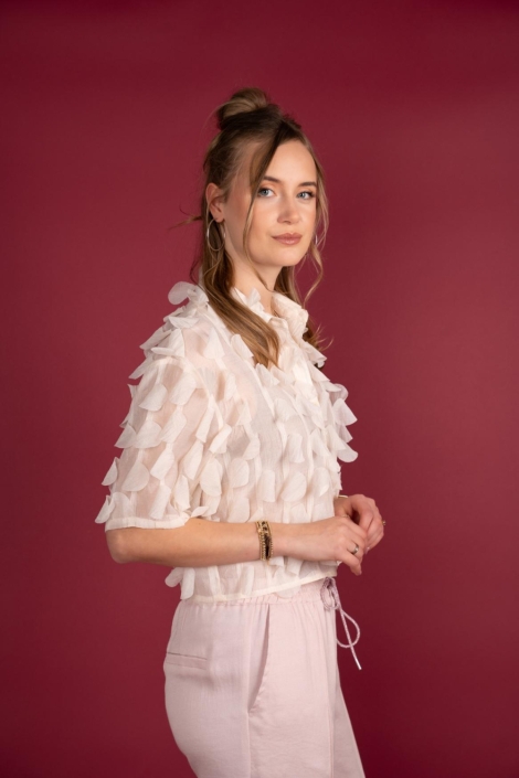 I-coni-K ecru dames blouse | Model zijaanzicht