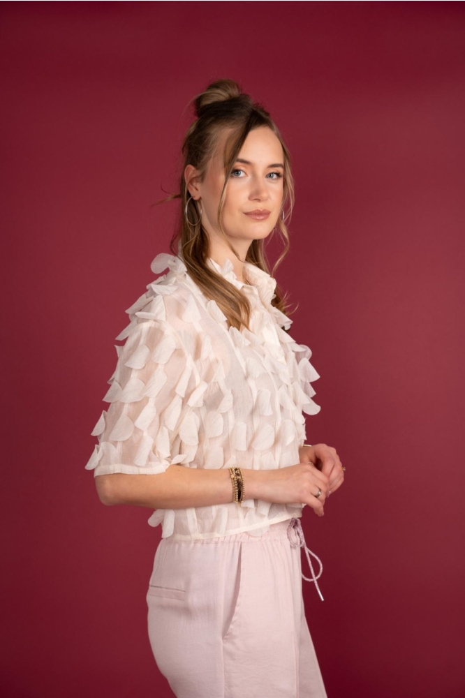 I-coni-K ecru dames blouse | Model zijaanzicht