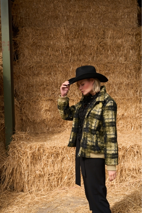 NED zwarte dames blouse | Sfeerbeeld, In situatie