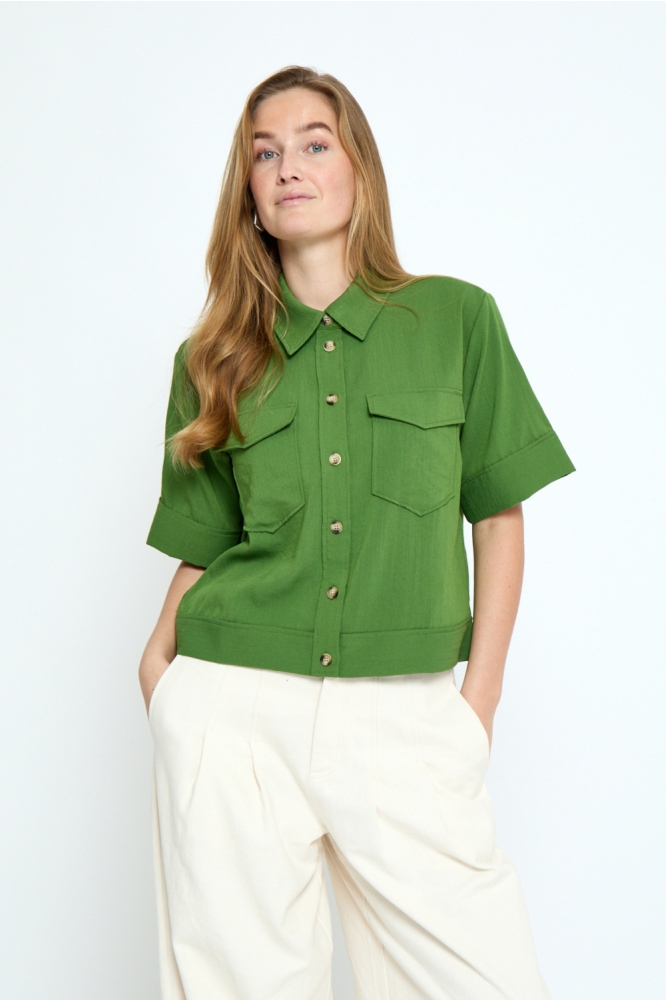 Peppercorn groene dames blouse | Model vooraanzicht