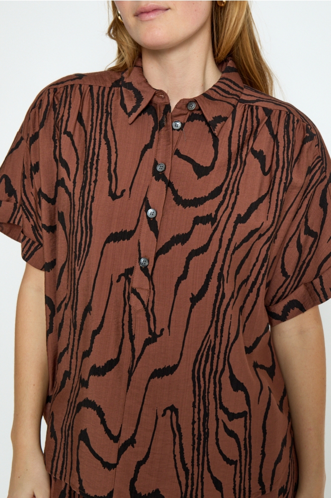 Peppercorn bruine dames blouse | Model vooraanzicht