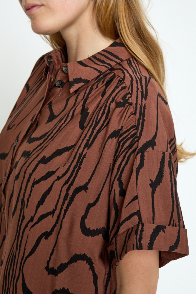 Peppercorn bruine dames blouse | Close up