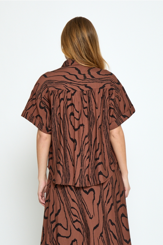 Peppercorn bruine dames blouse | Model achteraanzicht