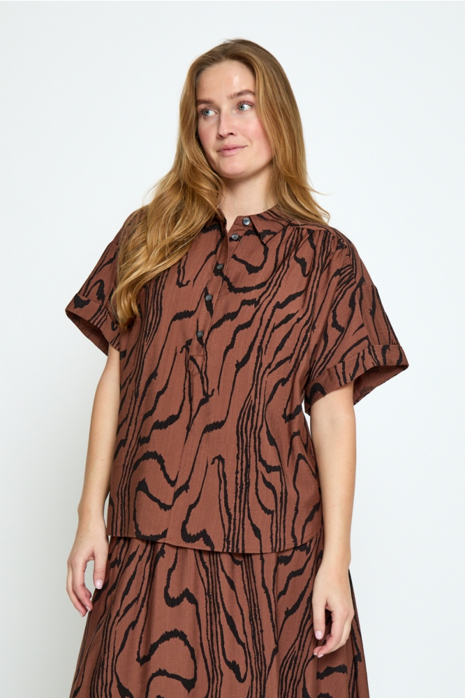 Peppercorn bruine dames blouse | Model vooraanzicht