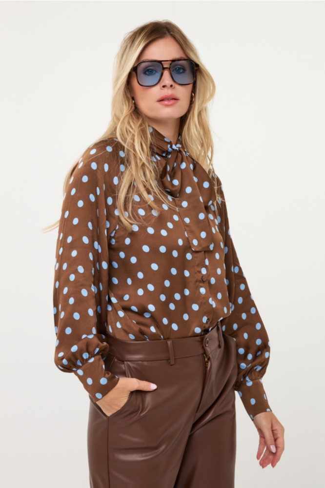EsQualo bruine dames blouse | Model vooraanzicht
