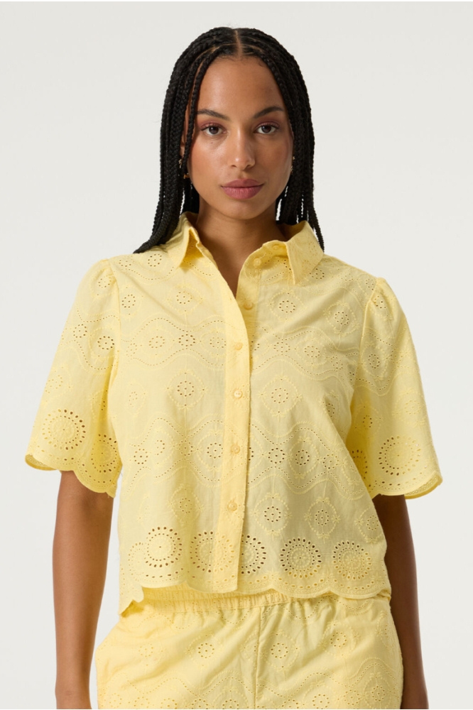 Garcia gele dames blouse | Model vooraanzicht