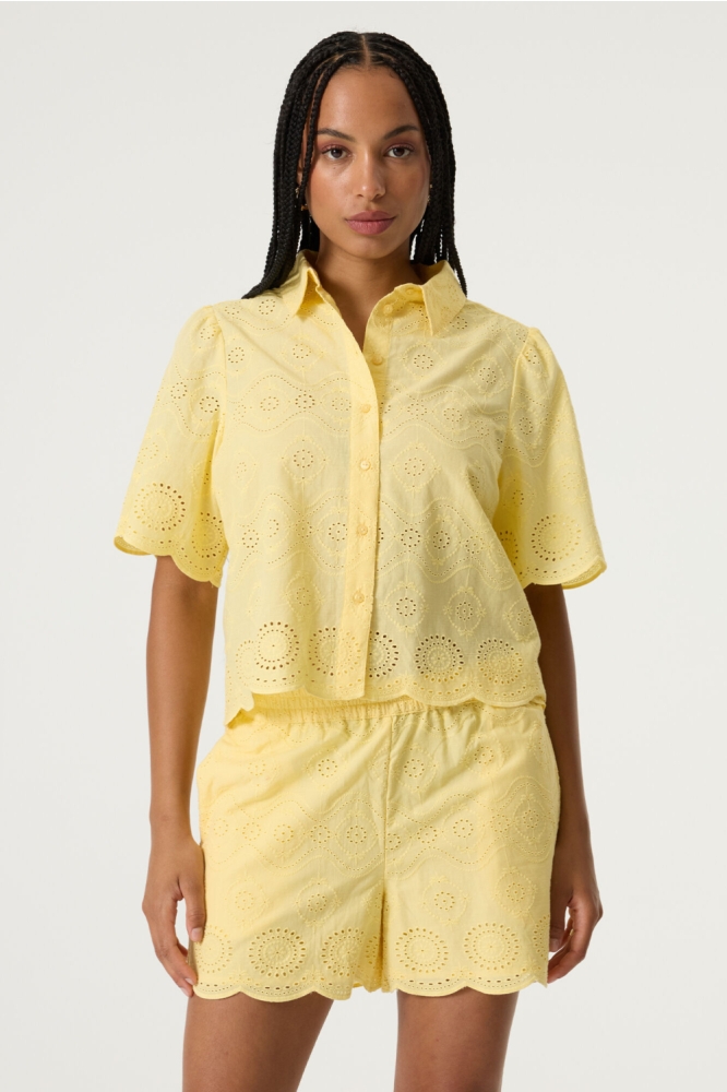 Garcia gele dames blouse | Model vooraanzicht