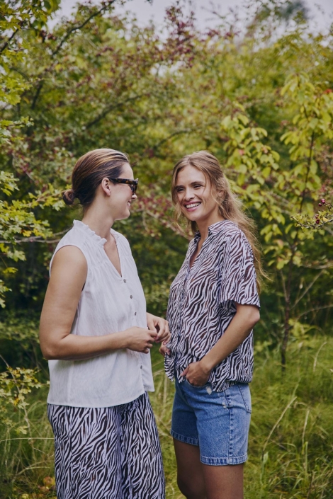 Freequent bruine dames blouse | Sfeerbeeld, In situatie