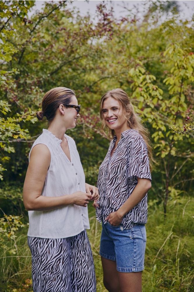 Freequent bruine dames blouse | Sfeerbeeld, In situatie