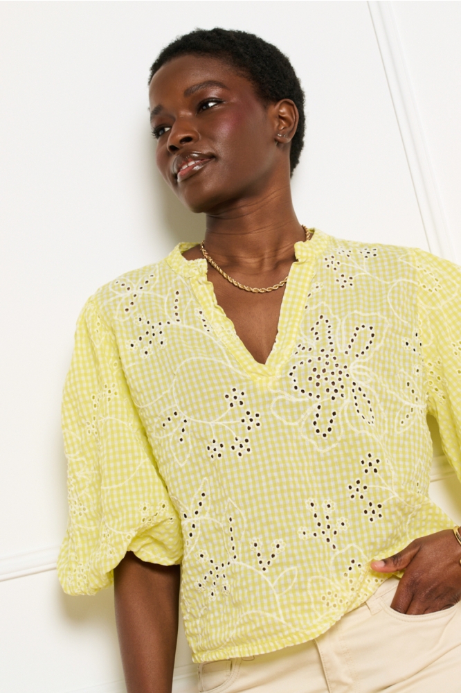 LolaLiza gele dames blouse | Model vooraanzicht
