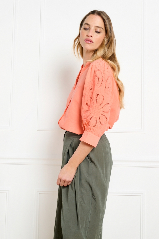 LolaLiza oranje dames blouse | Model zijaanzicht