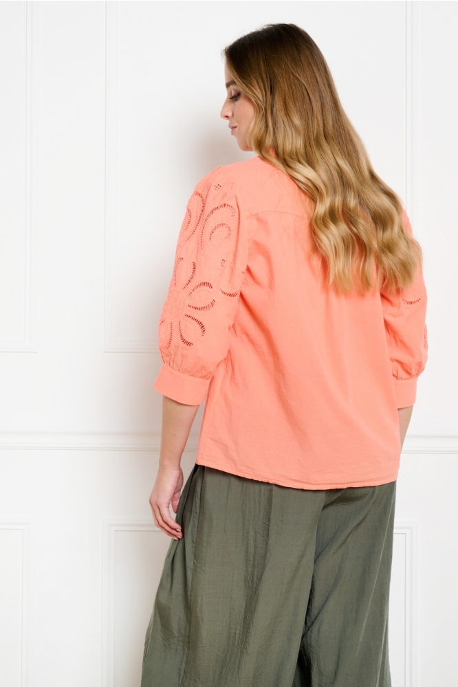 LolaLiza oranje dames blouse | Model achteraanzicht