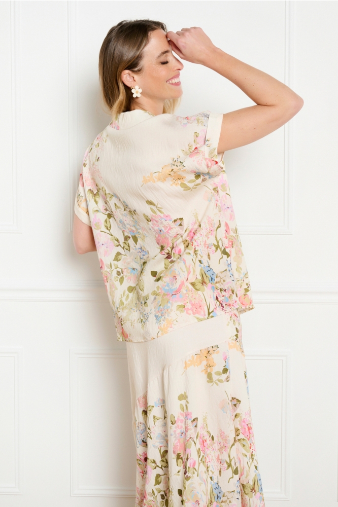 LolaLiza beige dames blouse | Model achteraanzicht