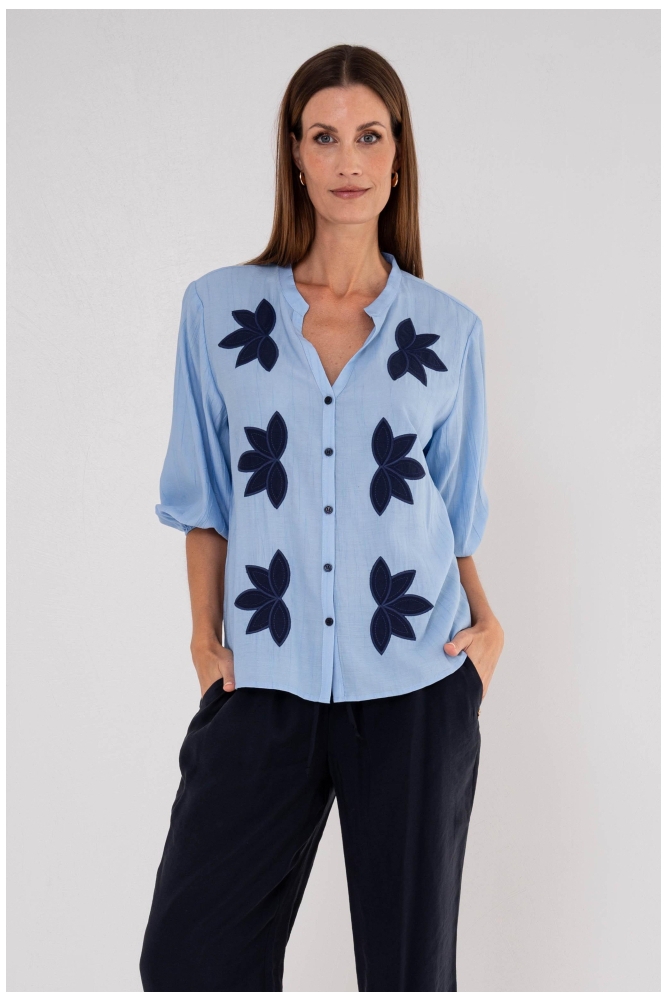 Maicazz blauwe dames blouse | Model vooraanzicht
