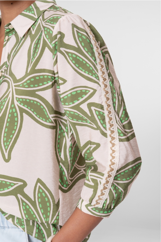 Geisha beige dames blouse | Close up