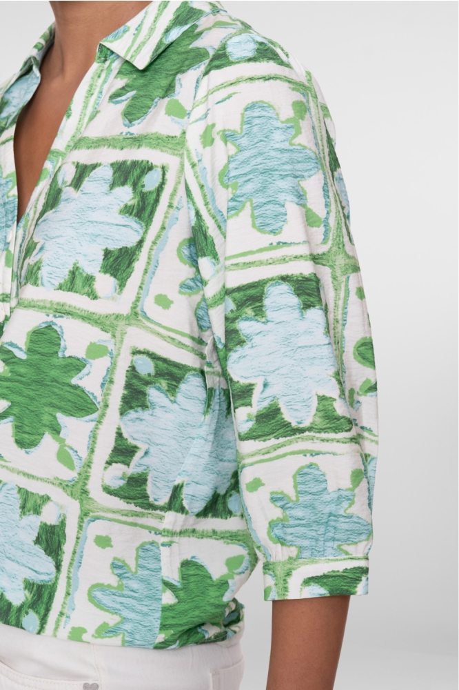 Geisha groene dames blouse | Model zijaanzicht