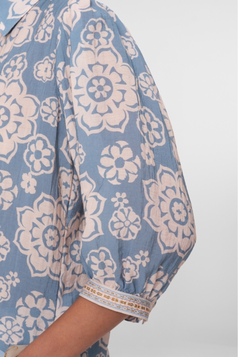 Geisha blauwe dames blouse | Close up
