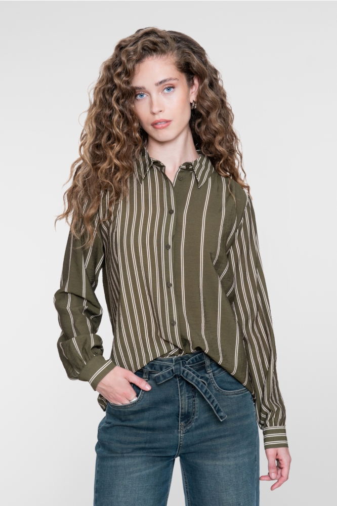 Geisha groene dames blouse | Model vooraanzicht