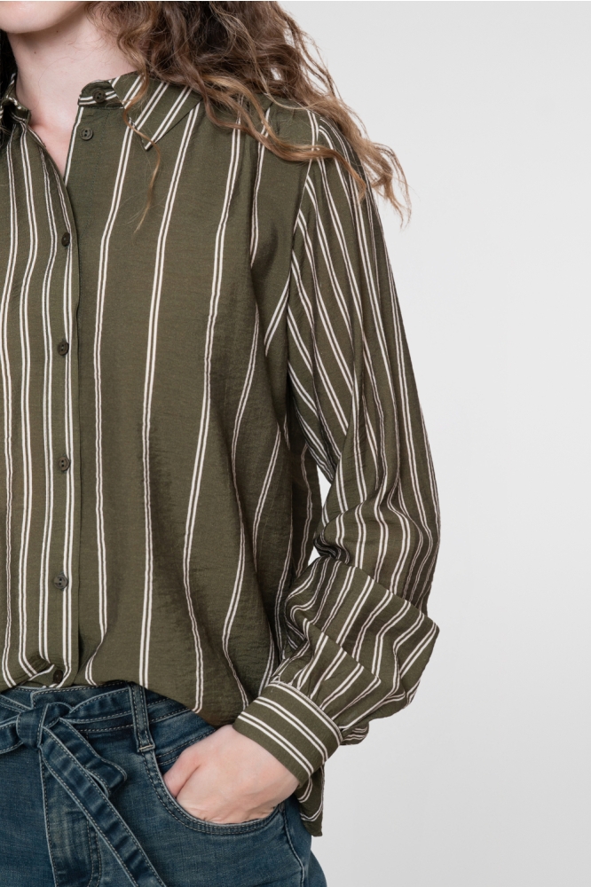 Geisha groene dames blouse | Close up