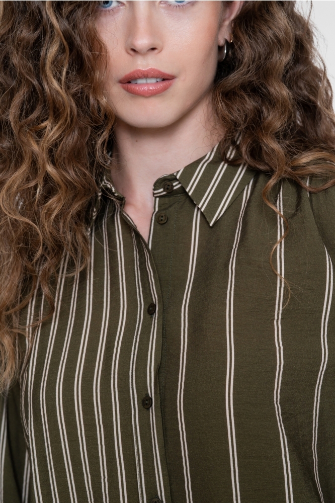 Geisha groene dames blouse | Close up