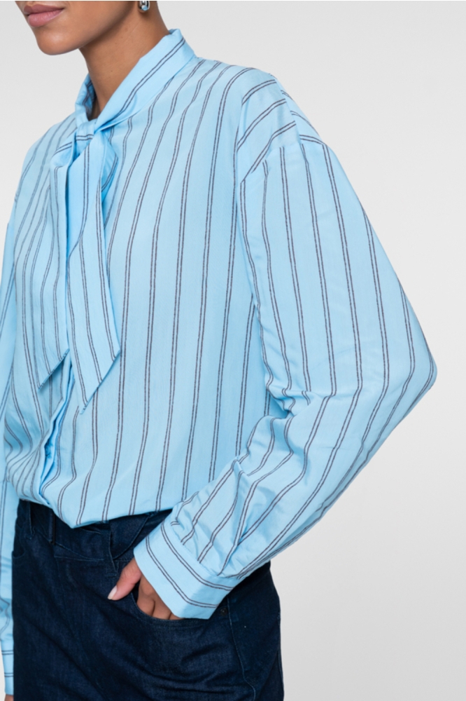 Geisha blauwe dames blouse | Close up