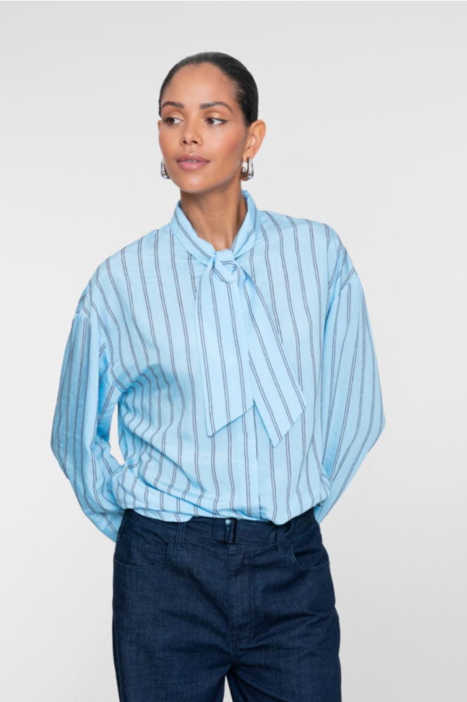 Geisha blauwe dames blouse | Model vooraanzicht