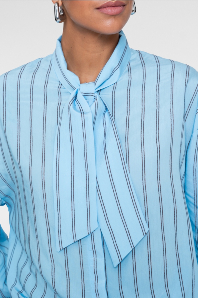 Geisha blauwe dames blouse | Kleurstaal
