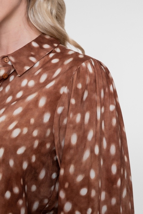 Geisha camel dames blouse | Close up