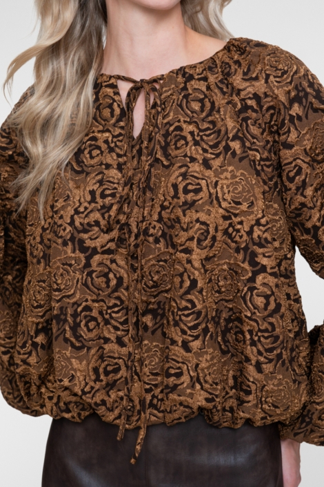 Geisha camel dames blouse | Close up