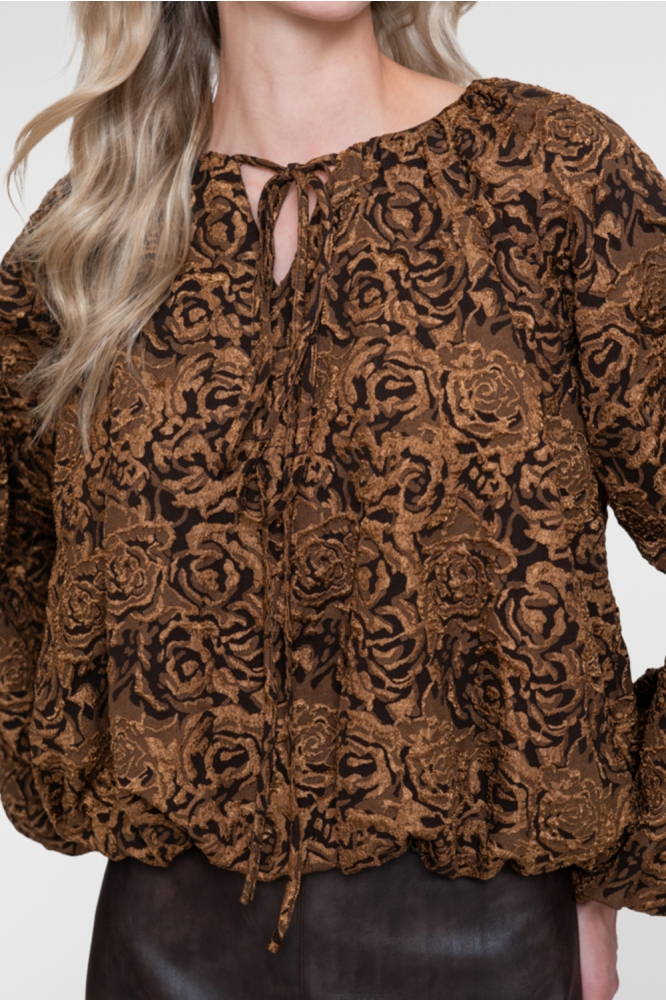 Geisha camel dames blouse | Close up
