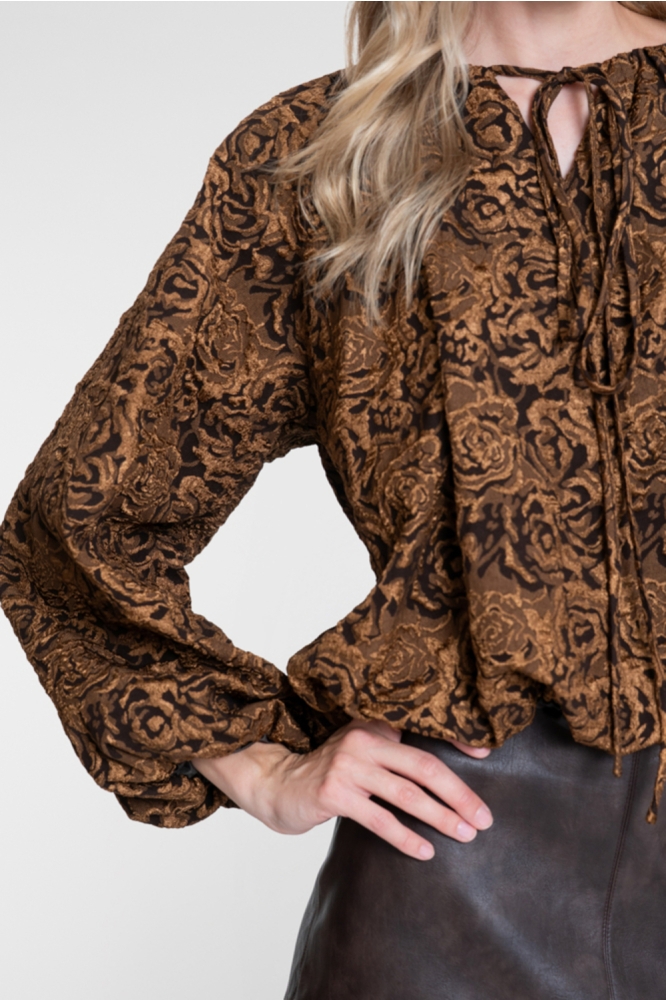 Geisha camel dames blouse | Close up
