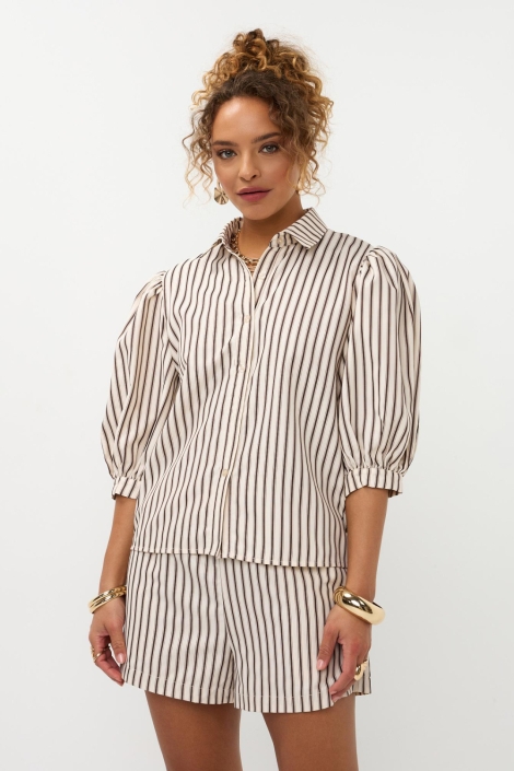 Ydence beige dames blouse | Model vooraanzicht