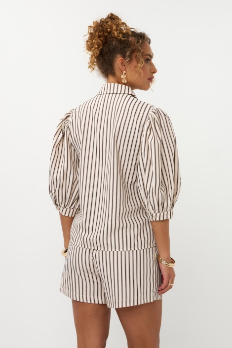 Ydence beige dames blouse | Model achteraanzicht