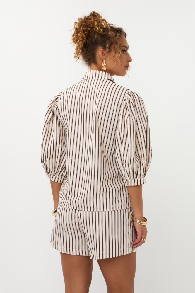 Ydence beige dames blouse | Model achteraanzicht