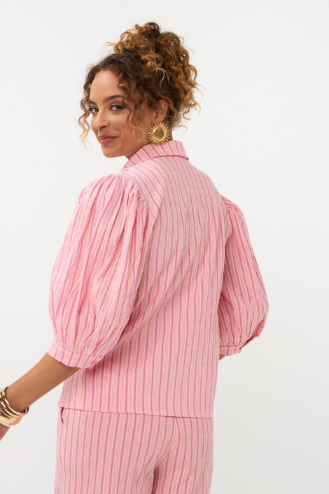 Ydence roze dames blouse | Model achteraanzicht
