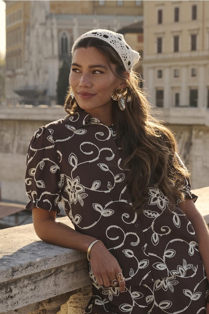 Ydence bruine dames blouse | Sfeerbeeld, In situatie