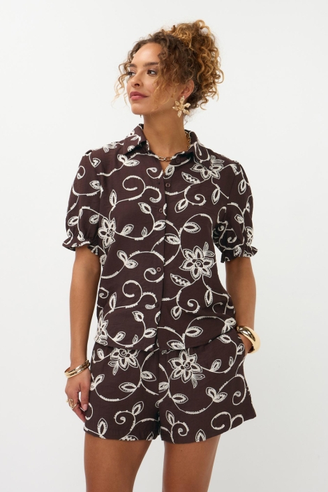 Ydence bruine dames blouse | Model vooraanzicht